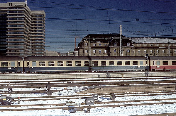 Foto:: 2. Klasse Schnellzugwagen / Muenchen / 30.12.1980 (Foto,Fotos,Bilder,Bild,)