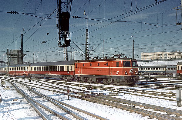 Foto:: OeBB 1044.29 / Muenchen / 30.12.1980 (Foto,Fotos,Bilder,Bild,)