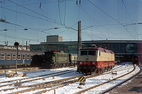 Foto:: DB 144 111-2 + DB 120 004-7 / Muenchen / 30.12.1980 (Foto,Fotos,Bilder,Bild,)