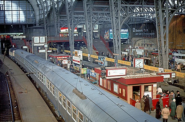 Foto:: Bahnhofshalle / Hamburg / 15.02.1981 (Foto,Fotos,Bilder,Bild,)