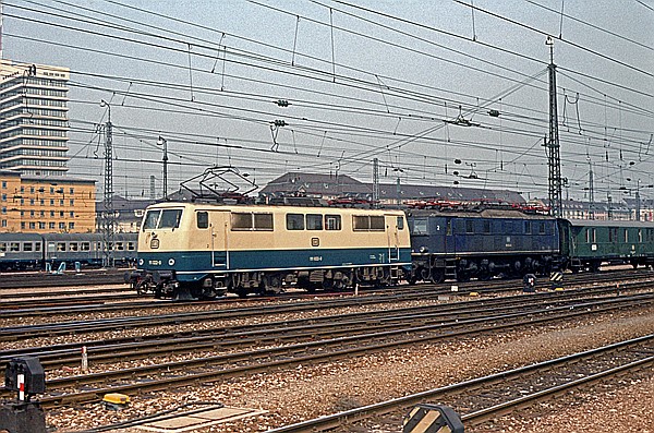 Foto:: DB 111 022-0 + DB 118 / Muenchen / 04.06.1981 (Foto,Fotos,Bilder,Bild,)