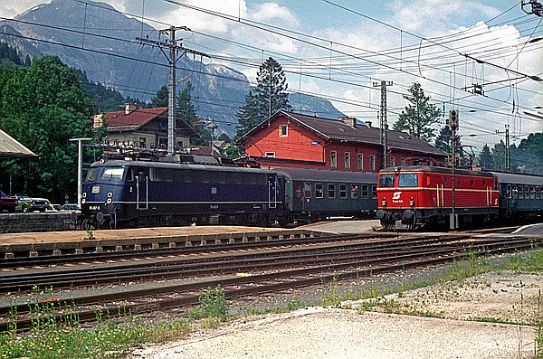 Foto:: DB 110 457-9 + OeBB 1044.66  / Jenbach / 07.06.1981 (Foto,Fotos,Bilder,Bild,)