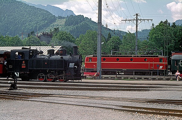Foto:: OeBB 1044.66 + ZB 5 / Jenbach / 07.06.1981 (Foto,Fotos,Bilder,Bild,)