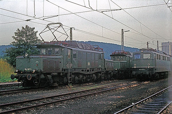 Foto:: DB 194 067-5 + DB 150 142-8 / Wuerzburg / 03.07.1982 (Foto,Fotos,Bilder,Bild,)
