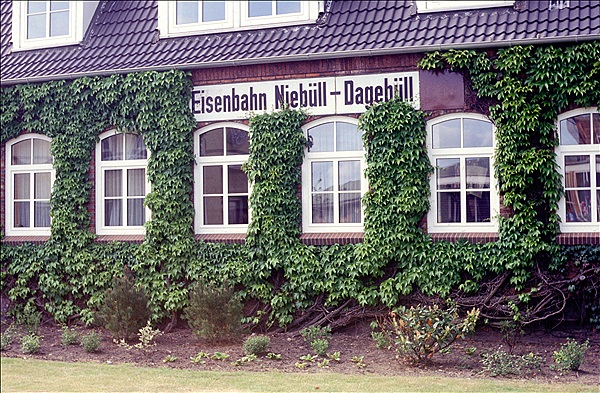 Foto:: Bahngebaeude / Niebuell / Juni 1985 (Foto,Fotos,Bilder,Bild,)