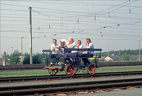 Foto:: Draisine mit Brautpaar / Nuernberg / 21.09.1985 (Foto,Fotos,Bilder,Bild,)