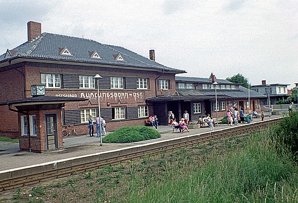 Foto:: Bahnhofsgebaeude / Kuehlungsborn-Ost / 23.06.1990 (Foto,Fotos,Bilder,Bild,)