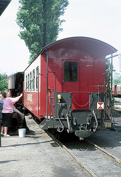 Foto:: Reinigung Schmalspurreisezugwagen / Kuehlungsborn-West / 23.06.1990 (Foto,Fotos,Bilder,Bild,)
