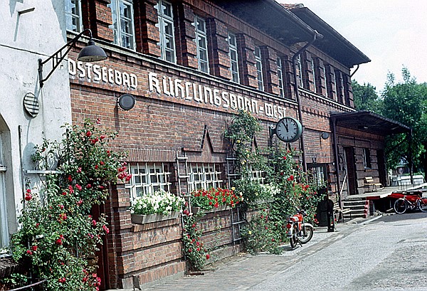 Foto:: Bahnhofsgebaeude / Kuehlungsborn / 23.06.1990 (Foto,Fotos,Bilder,Bild,)