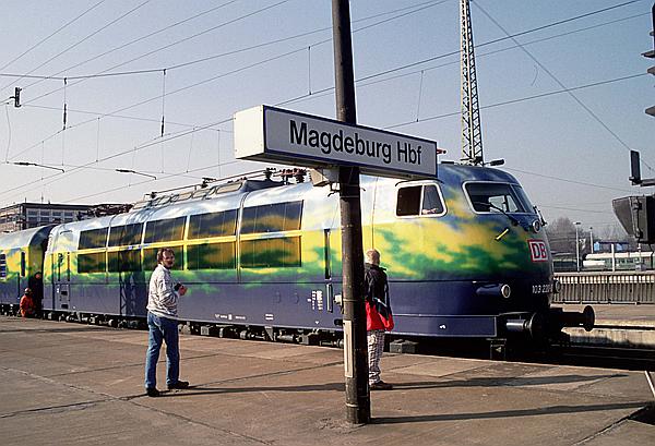 Foto:: DB 103 220-0 / Magdeburg /17.03.1996 (Foto,Fotos,Bilder,Bild,)