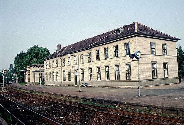 Foto:: Bahnhofsgebaeude / Vienenburg / 10.06.1996 (Foto,Fotos,Bilder,Bild,)