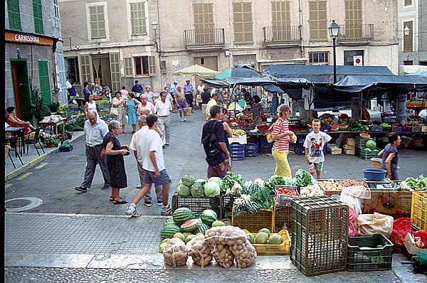 Foto:: Wochenmarkt / Sineu / Juli 1998 (Foto,Fotos,Bilder,Bild,)