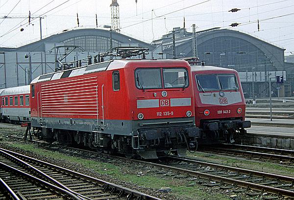 Foto:: DB 112 135-9 + DB 120 143-3 / Leipzig / 13.03.1999 (Foto,Fotos,Bilder,Bild,)