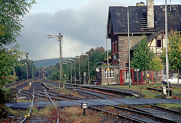 Foto:: Bahnhof / Wilsenroth / 06.10.2002 (Foto,Fotos,Bilder,Bild,)