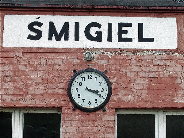 Foto:: Beschriftung und Uhr / Smigiel / 11.06.2005 (Foto,Fotos,Bilder,Bild,)