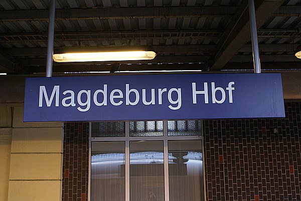 Foto:: Bahnhofsschild / Magdeburg / 17.01.2009 (Foto,Fotos,Bilder,Bild,)