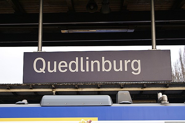 Foto:: Bahnhofsschild / Quedlinburg / 17.01.2009 (Foto,Fotos,Bilder,Bild,)