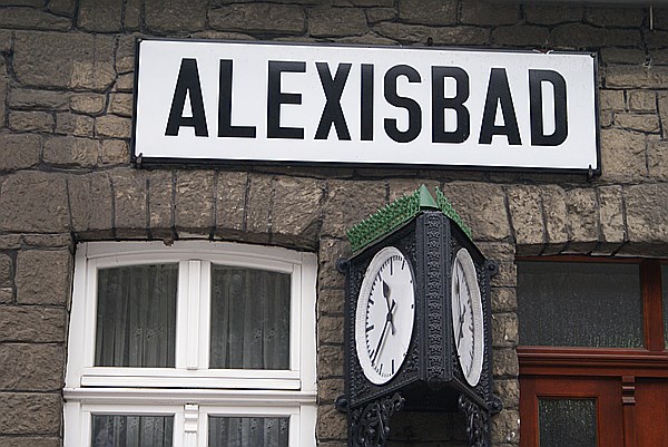 Foto:: Bahnhofsschild und Uhr / Alexisbad / 17.01.2009 (Foto,Fotos,Bilder,Bild,)