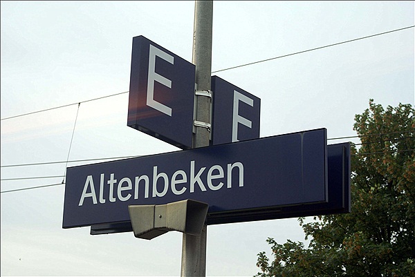 Foto:: Bahnhofsschild / Altenbeken  / 06.06.2009 (Foto,Fotos,Bilder,Bild,)