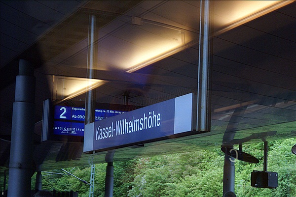 Foto:: Bahnhofsschild / Kassel-Wilhelmshoehe  / 06.06.2009 (Foto,Fotos,Bilder,Bild,)