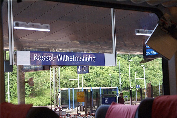 Foto:: Bahnhofsschild / Kassel-Wilhelmshoehe  / 06.06.2009 (Foto,Fotos,Bilder,Bild,)