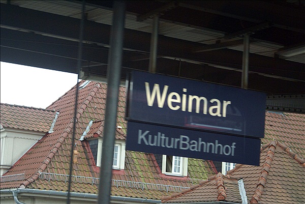 Foto:: Bahnhofsschild / Weimar  / 06.06.2009 (Foto,Fotos,Bilder,Bild,)