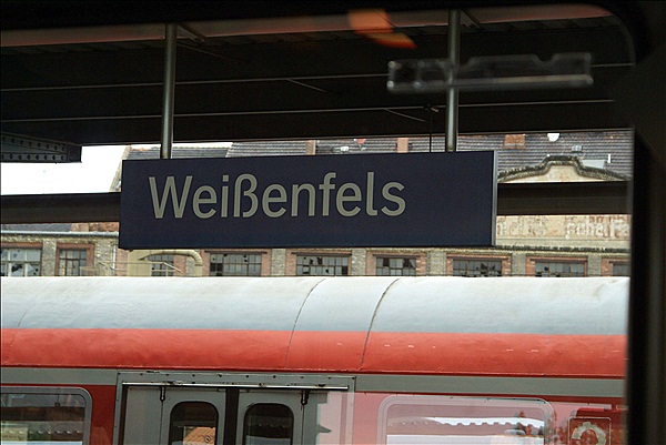 Foto:: Bahnhofsschild / Weissenfels  / 06.06.2009 (Foto,Fotos,Bilder,Bild,)