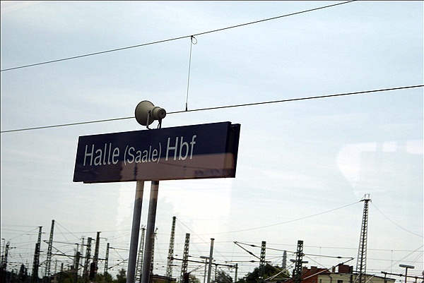 Foto:: Bahnhofsschild / Halle (Saale)  / 06.06.2009 (Foto,Fotos,Bilder,Bild,)