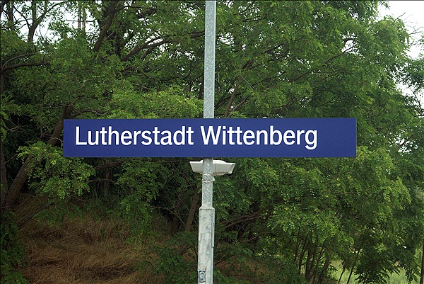 Foto:: Bahnhofsschild /  Wittenberg / 06.06.2009 (Foto,Fotos,Bilder,Bild,)