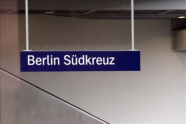 Foto:: Bahnhofsschild /  Berlin-Suedkreuz / 06.06.2009 (Foto,Fotos,Bilder,Bild,)