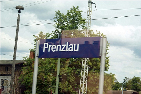 Foto:: Bahnhofsschild /  Prenzlau / 06.06.2009 (Foto,Fotos,Bilder,Bild,)