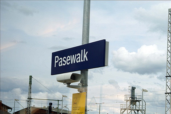 Foto:: Bahnhofsschild /  Pasewalk / 06.06.2009 (Foto,Fotos,Bilder,Bild,)