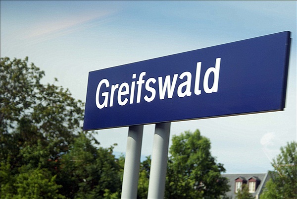Foto:: Bahnhofsschild /  Greifswald / 06.06.2009 (Foto,Fotos,Bilder,Bild,)