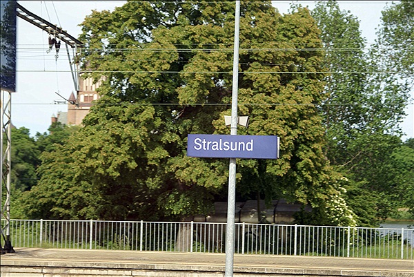 Foto:: Bahnhofsschild /  Stralsund / 06.06.2009 (Foto,Fotos,Bilder,Bild,)