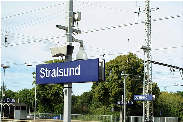 Foto:: Bahnhofsschild /  Stralsund / 06.06.2009 (Foto,Fotos,Bilder,Bild,)