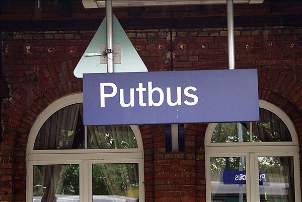 Foto:: Bahnhofsschild / Putbus / 07.06.2009 (Foto,Fotos,Bilder,Bild,)