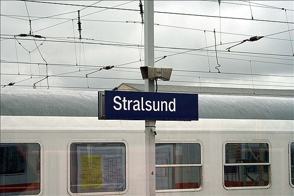 Foto:: Bahnhofsschild / Stralsund / 07.06.2009 (Foto,Fotos,Bilder,Bild,)