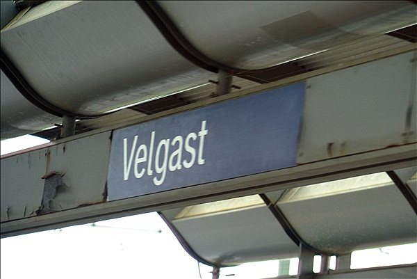 Foto:: Bahnhofsschild / Velgast / 07.06.2009 (Foto,Fotos,Bilder,Bild,)