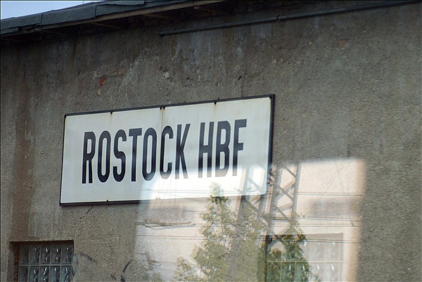 Foto:: Bahnhofsschild / Rostock / 07.06.2009 (Foto,Fotos,Bilder,Bild,)