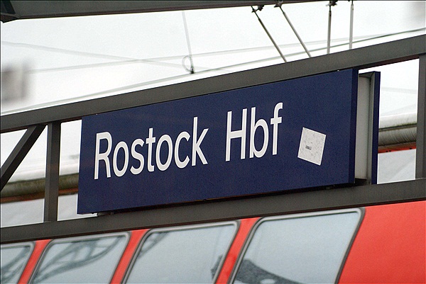 Foto:: Bahnhofsschild / Rostock / 07.06.2009 (Foto,Fotos,Bilder,Bild,)