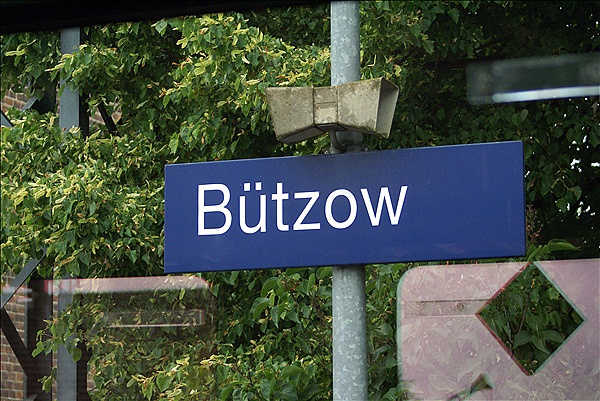 Foto:: Bahnhofsschild / Buetzow / 07.06.2009 (Foto,Fotos,Bilder,Bild,)