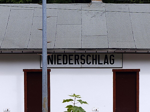 Foto:: Bahnhofsschild / Niederschlag / 16.07.2017 (Foto,Fotos,Bilder,Bild,)