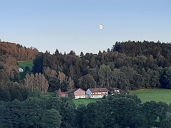 Foto:: Mond / Arrach-Haibuehl / 27.09.2020 (Foto,Fotos,Bilder,Bild,)