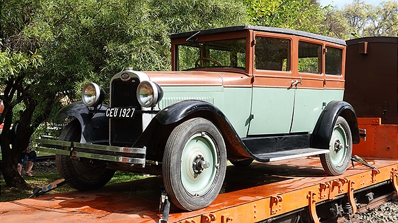 Foto:: Historisches Auto im Reisezug / Setsoto / 08.04.2023 (Foto,Fotos,Bilder,Bild,)